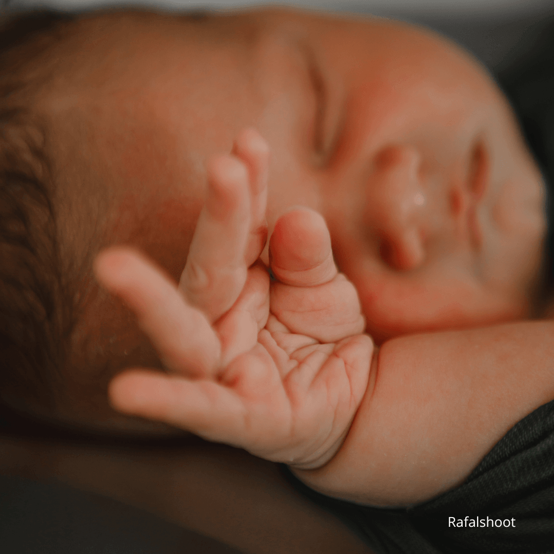 Bain enveloppé pour nouveau-né dans un lange, bébé immergé dans l’eau pour un moment de détente, de sécurité et de bien-être périnatal.