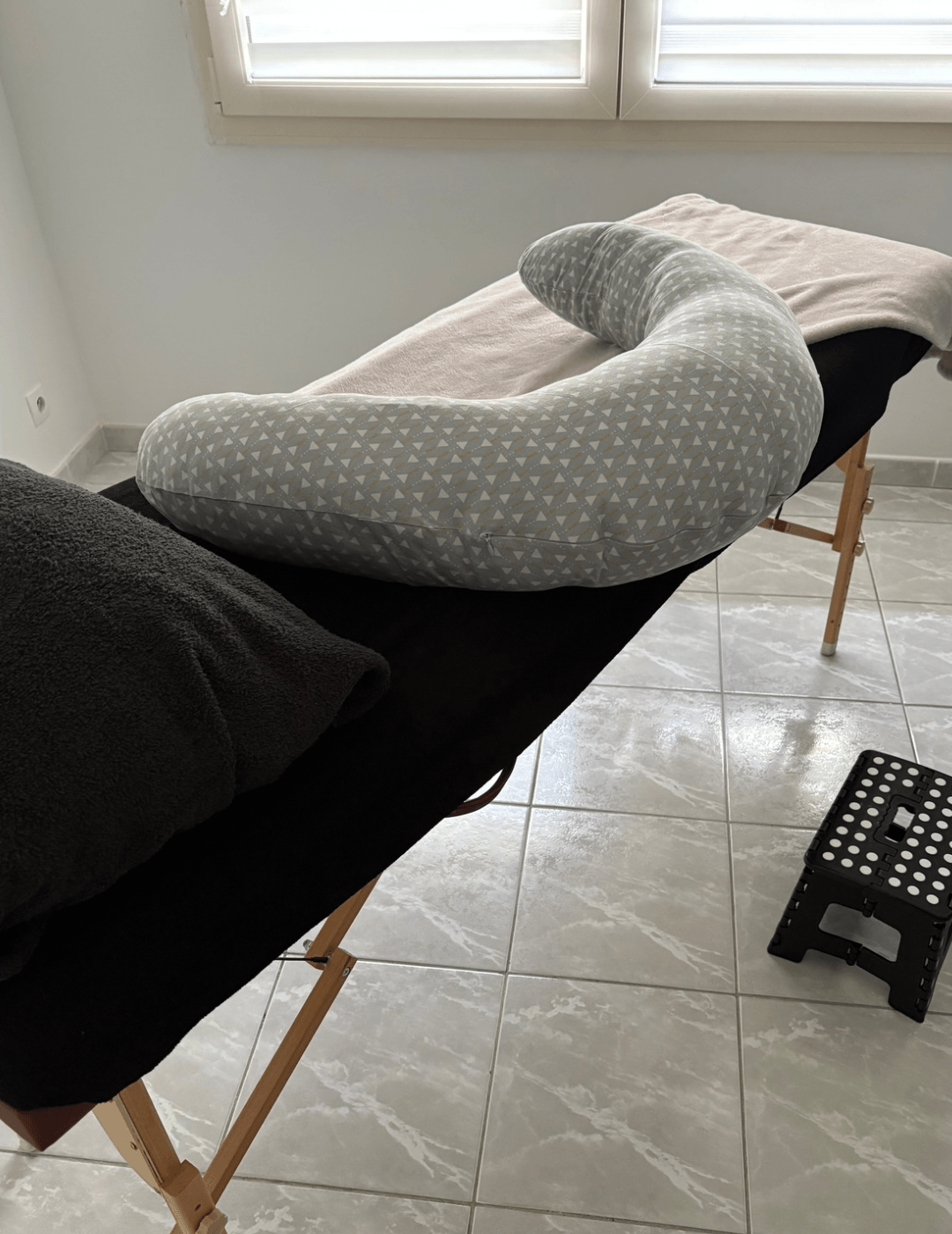 Femme enceinte recevant un massage prénatal relaxant dans un cadre apaisant