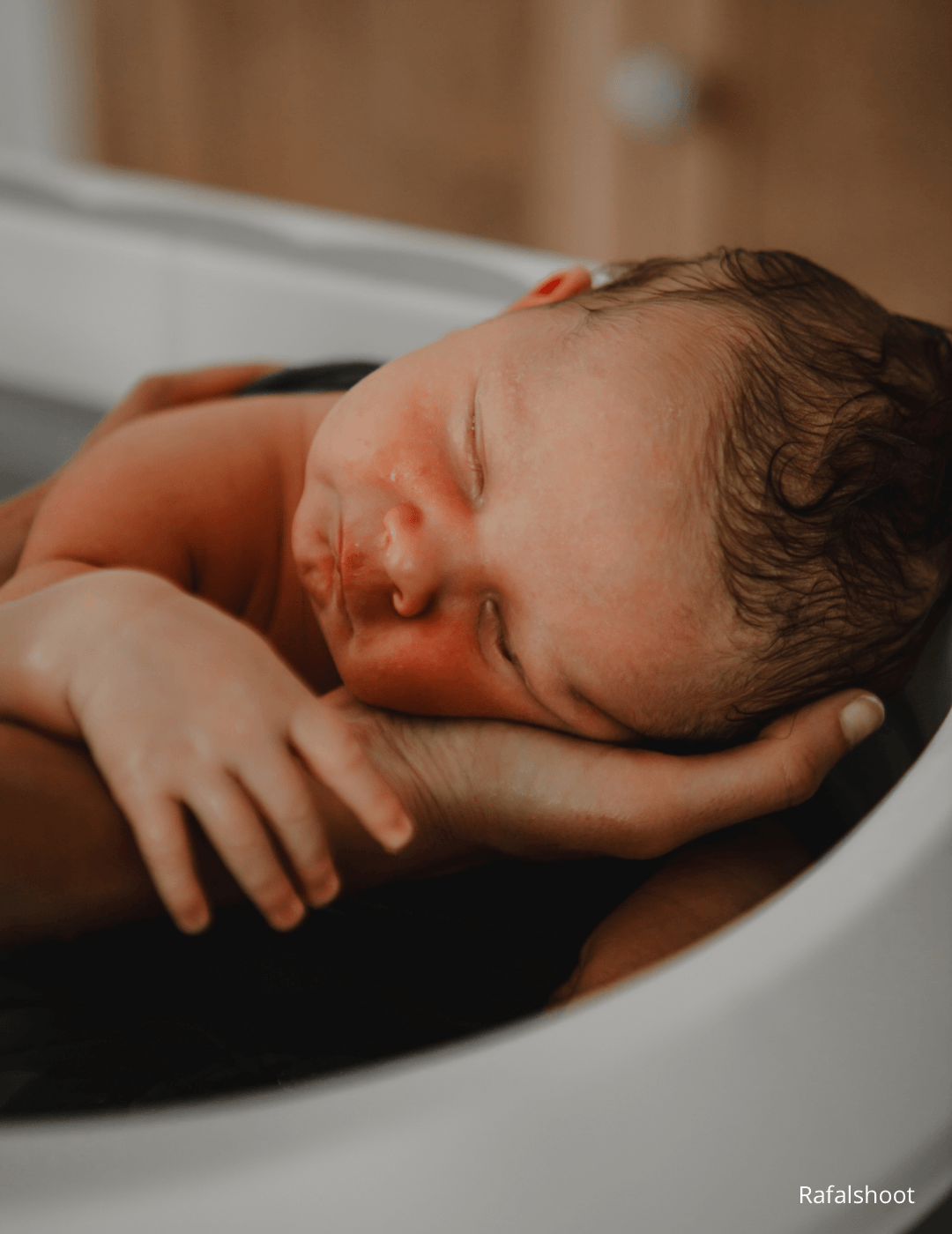 le bain enveloppé pour bébé apaise et sécurise les nouveau-nés en recréant les sensations intra-utérines. Découvrez comment réaliser cette technique bénéfique pour favoriser le bien-être et le sommeil de votre bébé aux environs de Douai, Arras, Lens, Somain, Orchies, Valenciennes et Hénin-Beaumont