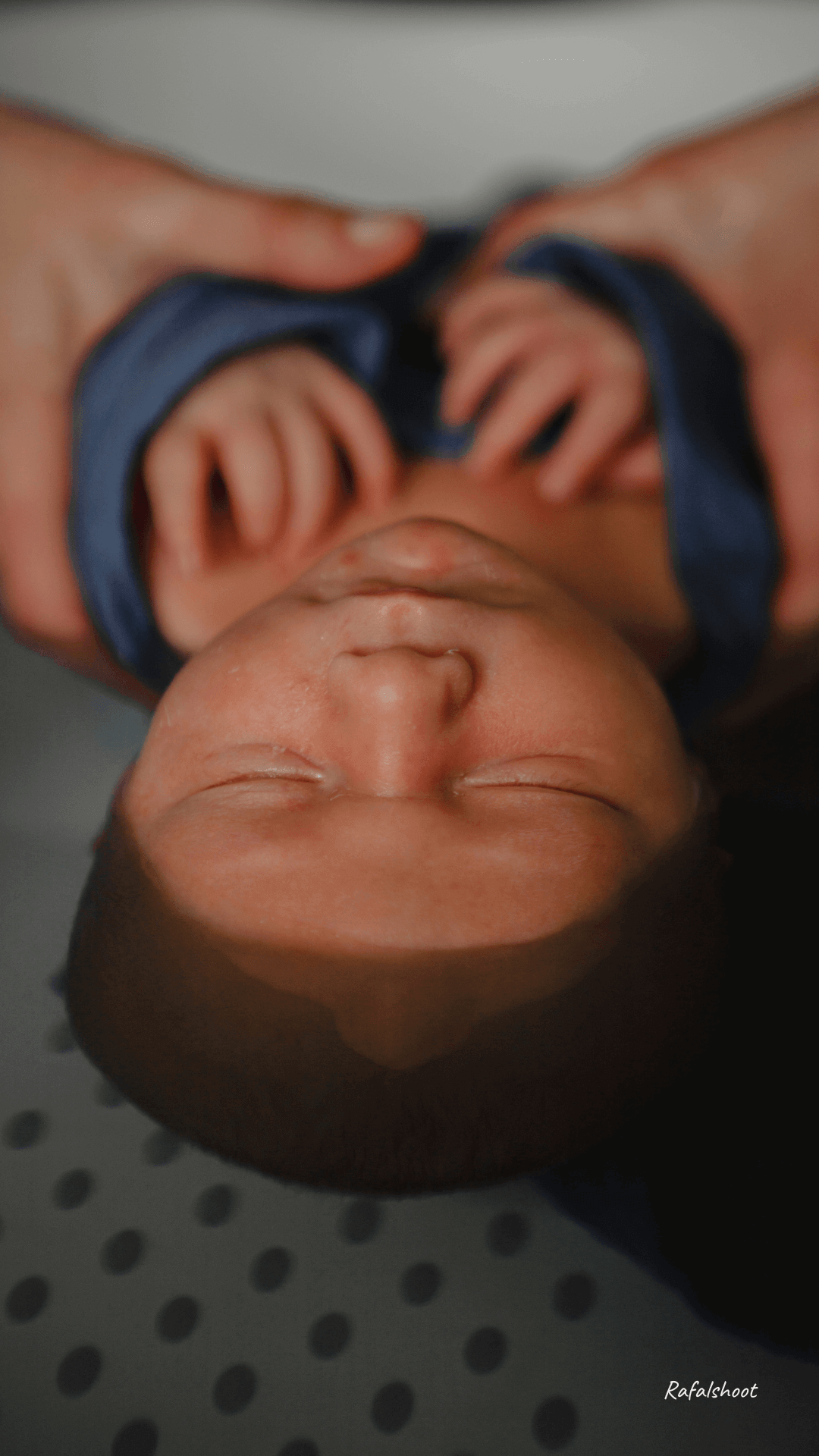 Bébé emmailloté dans un lange pendant un bain enveloppé pour nouveau-né