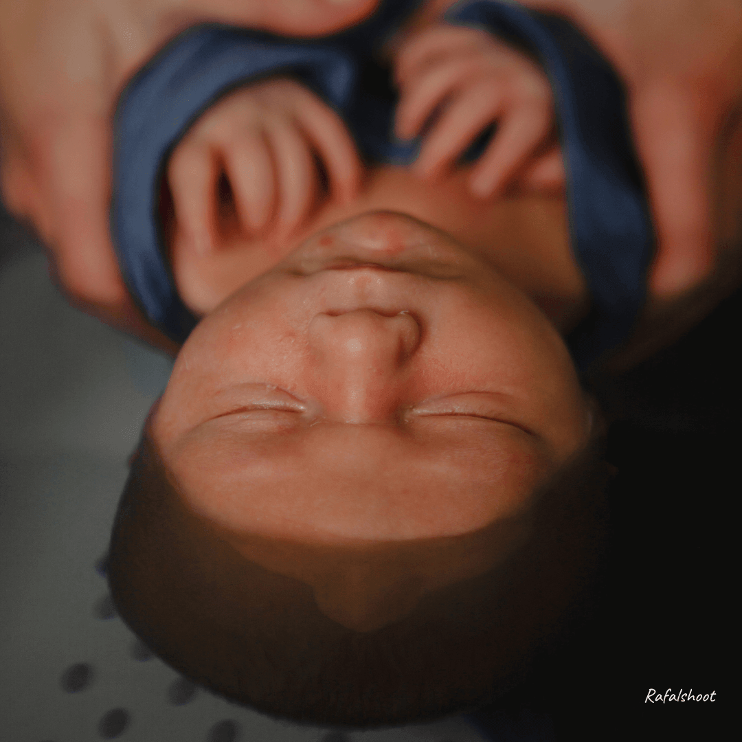 Bébé emmailloté dans un lange pendant un bain enveloppé pour nouveau-né