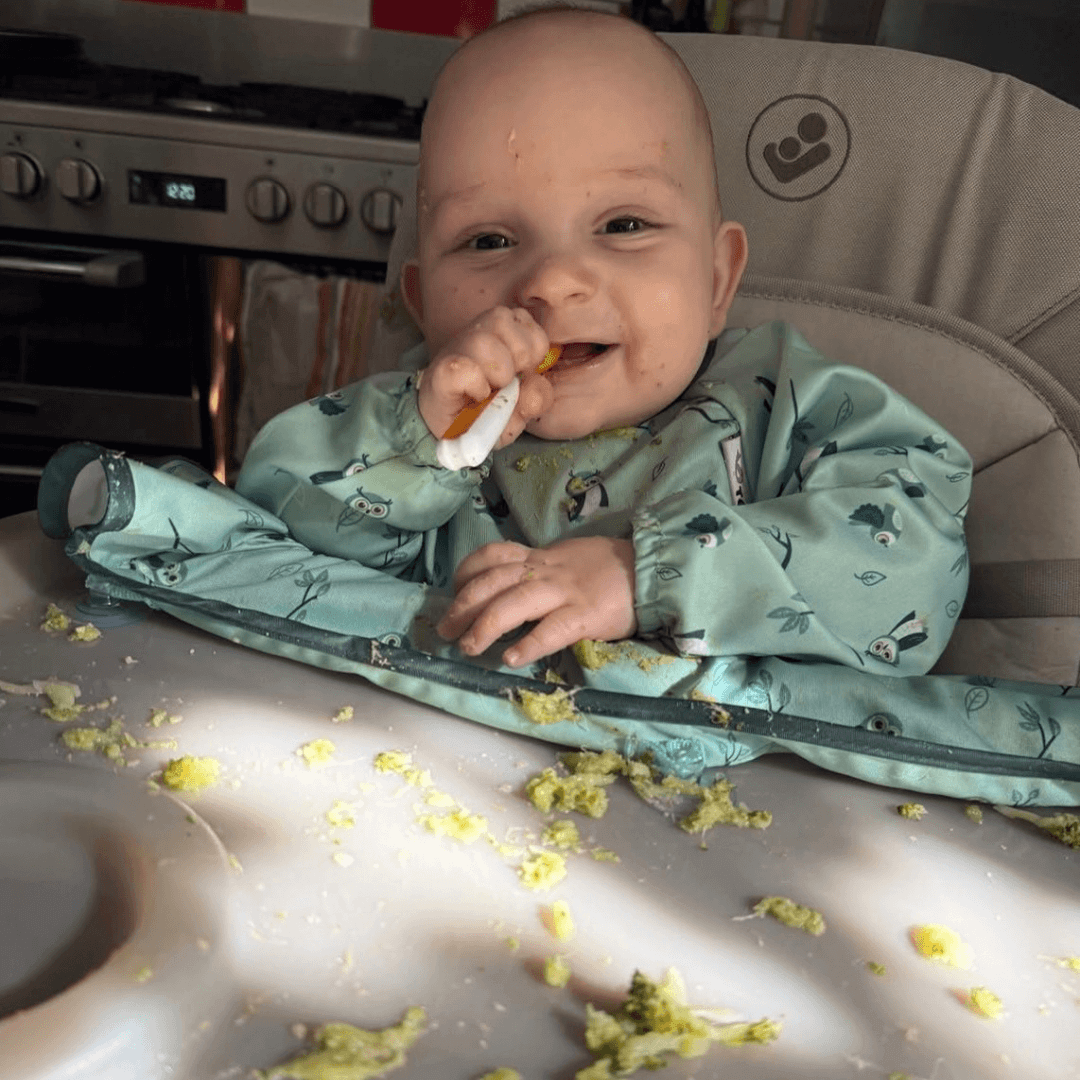 Bébé mange seul avec ses doigts, après un atelier DME avec Un temps pour naître by Solène