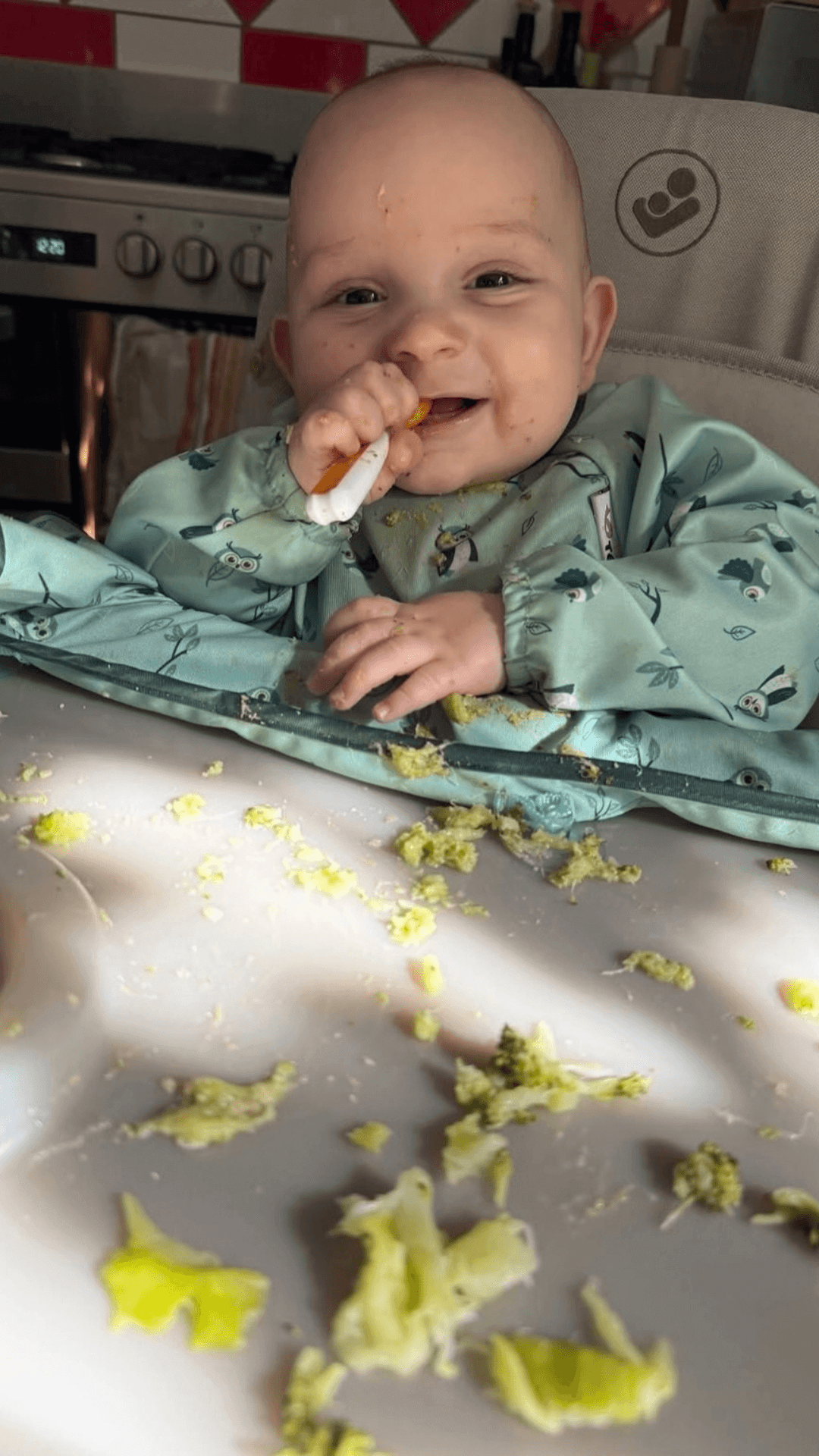 Bébé mange seul avec ses doigts, les aliments en autonomie après un atelier Diversification Menée par l'Enfant (DME) avec Un temps pour naître by Solène